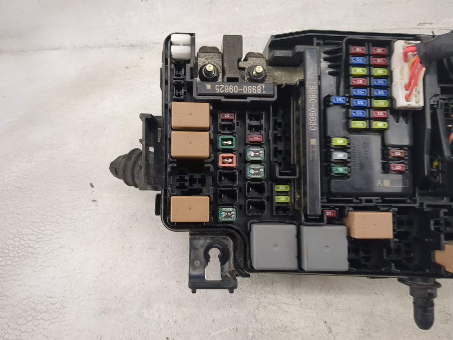2017 Hyundai Elantra Fusebox Fuse Box Panel Relay Module P/N:18980-09625 18980-09630, 1604201180 Fits OEM Used Auto Parts - 