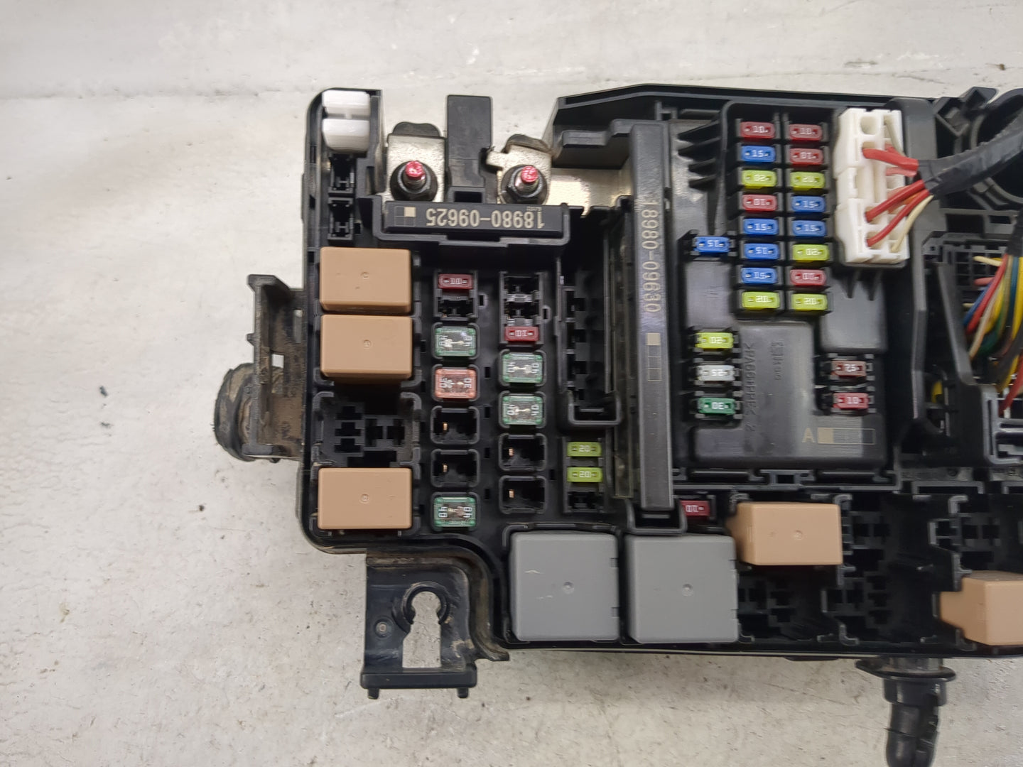 2017 Hyundai Elantra Fusebox Fuse Box Panel Relay Module P/N:18980-09625 18980-09630, 91203-F2260 Fits OEM Used Auto Parts -