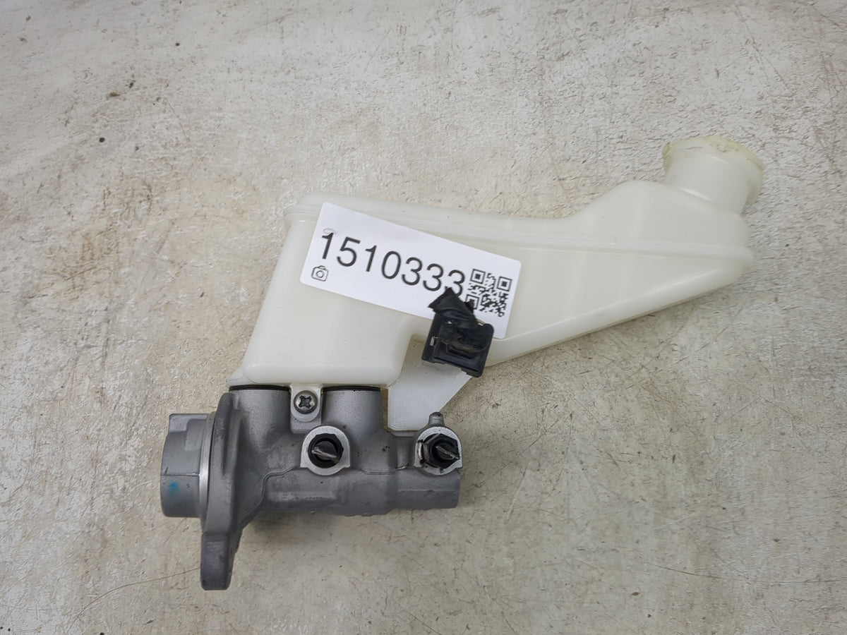 2017-2019 Hyundai Elantra Brake Master Cylinder 1510333 - Oemusedautoparts1.com