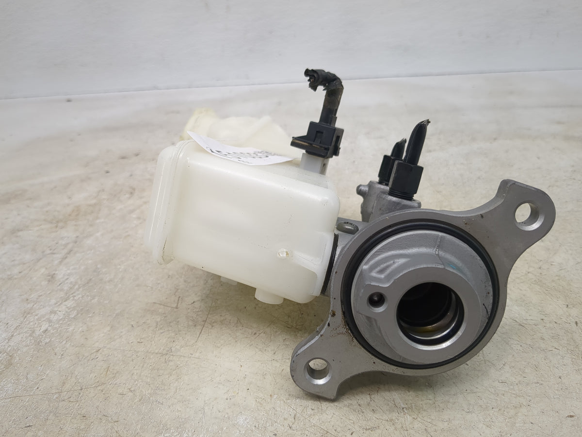 2017-2019 Hyundai Elantra Brake Master Cylinder 1510333 - Oemusedautoparts1.com