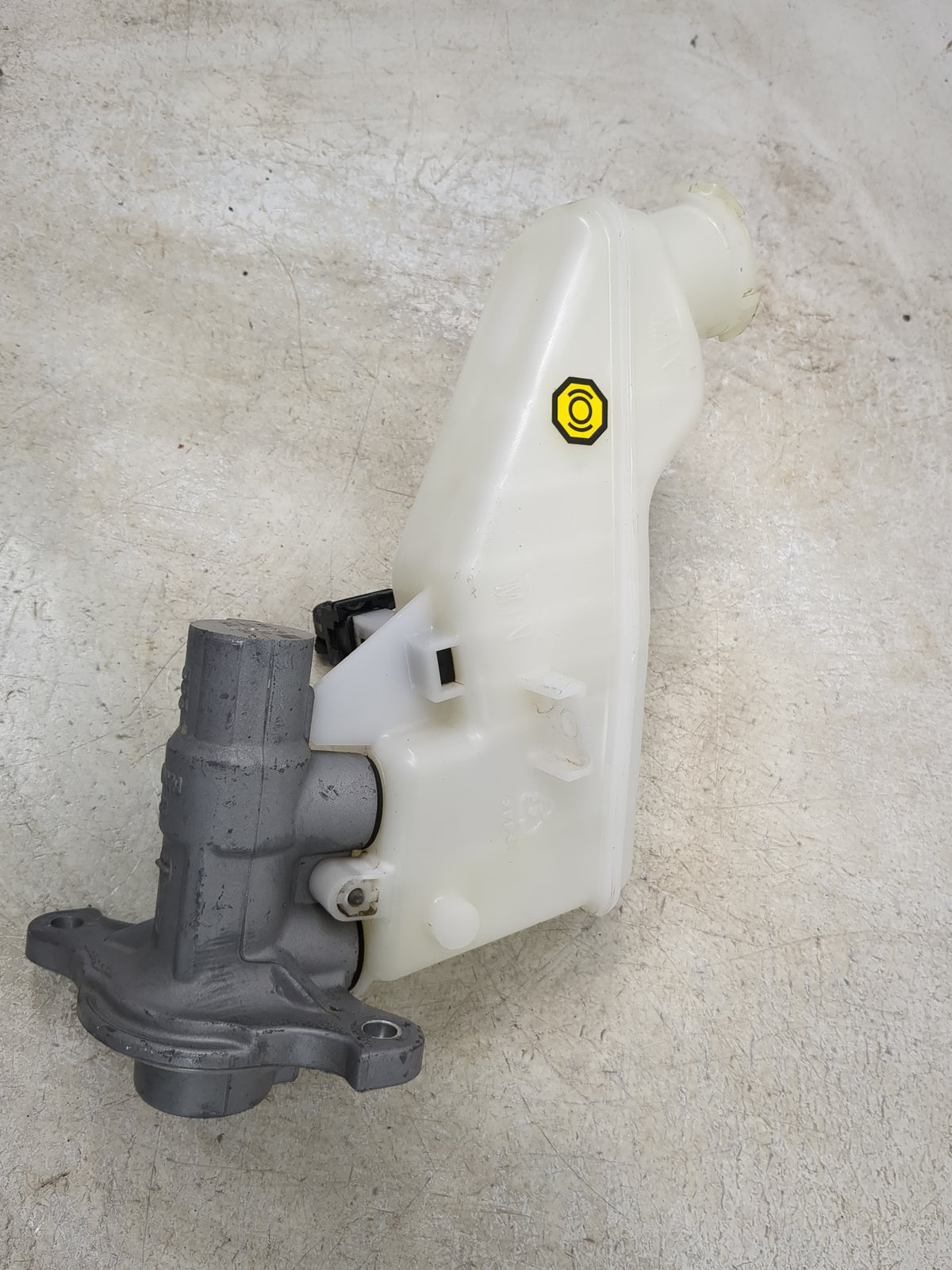 2017-2019 Hyundai Elantra Brake Master Cylinder 1510333 - Oemusedautoparts1.com