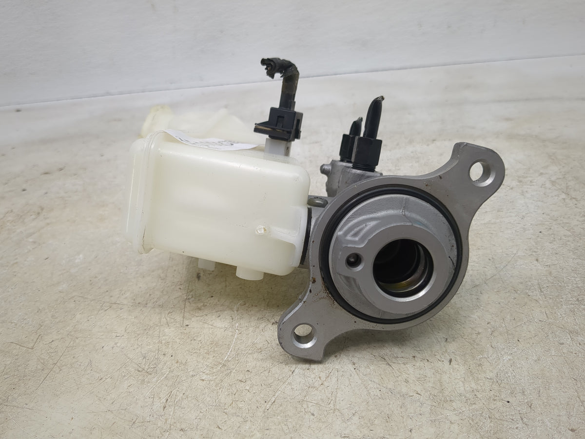 2017-2019 Hyundai Elantra Brake Master Cylinder 1510333 - Oemusedautoparts1.com