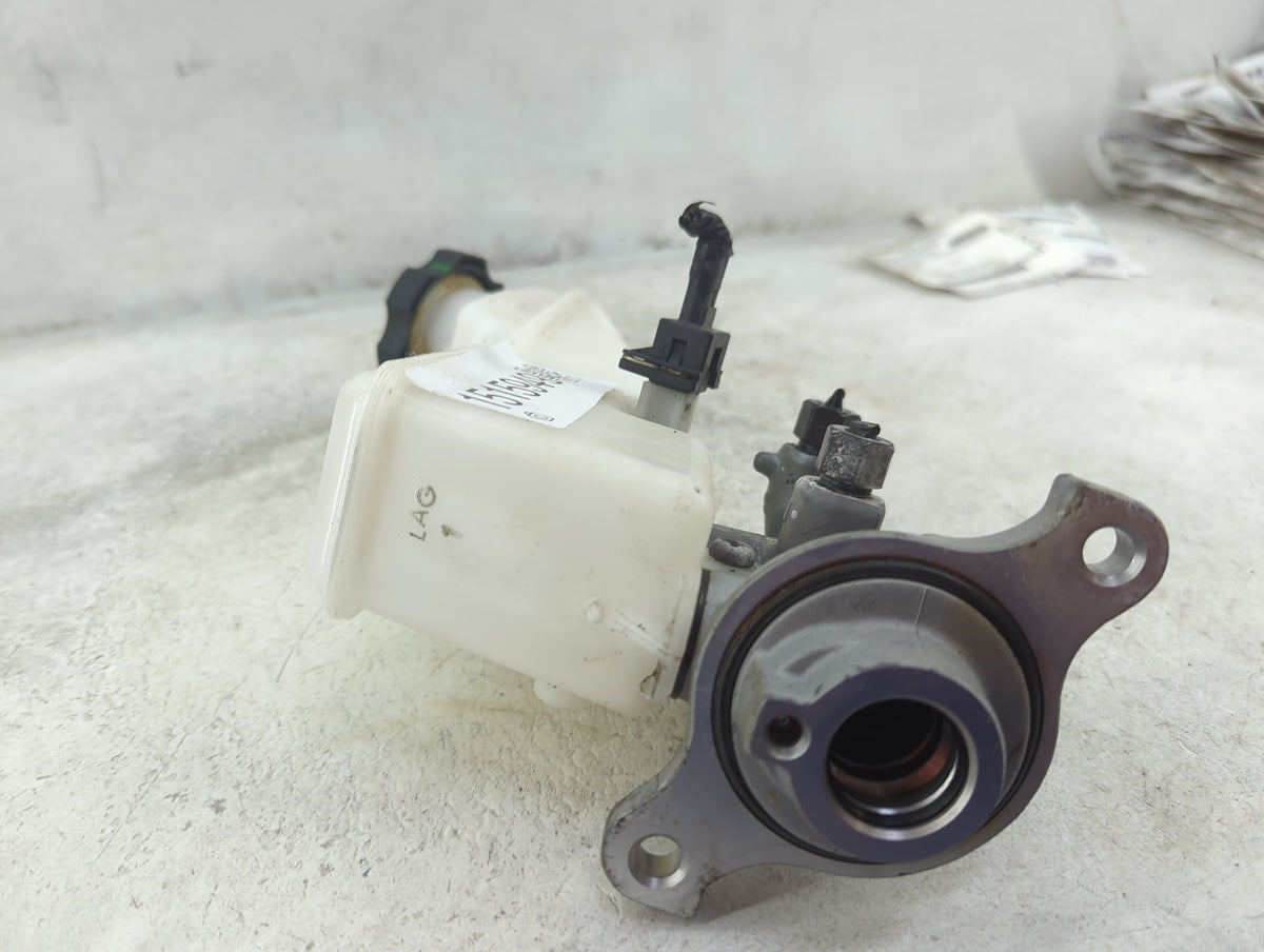 2017-2019 Hyundai Elantra Brake Master Cylinder 1515949 - Oemusedautoparts1.com