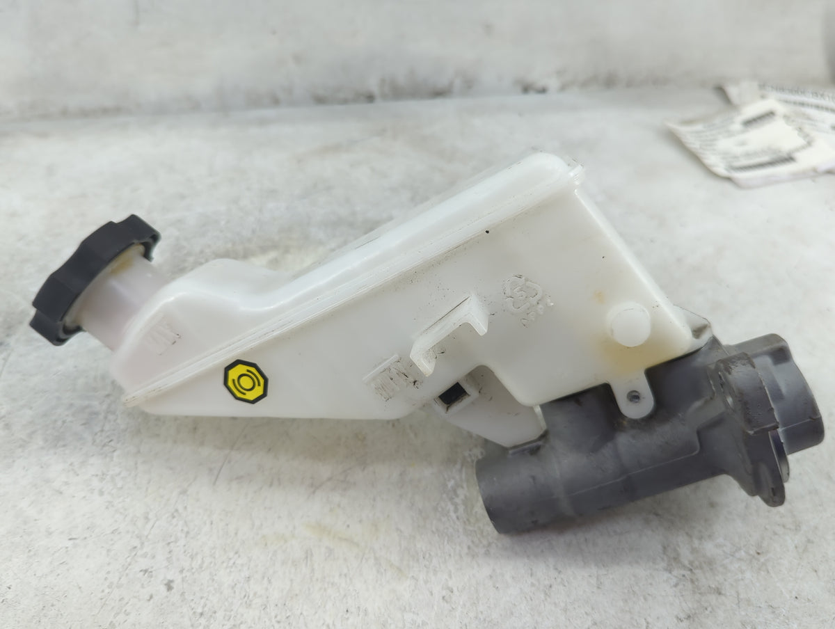 2017-2019 Hyundai Elantra Brake Master Cylinder 1515949 - Oemusedautoparts1.com
