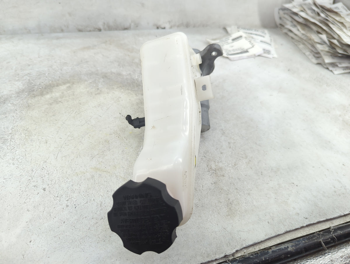 2017-2019 Hyundai Elantra Brake Master Cylinder 1515949 - Oemusedautoparts1.com