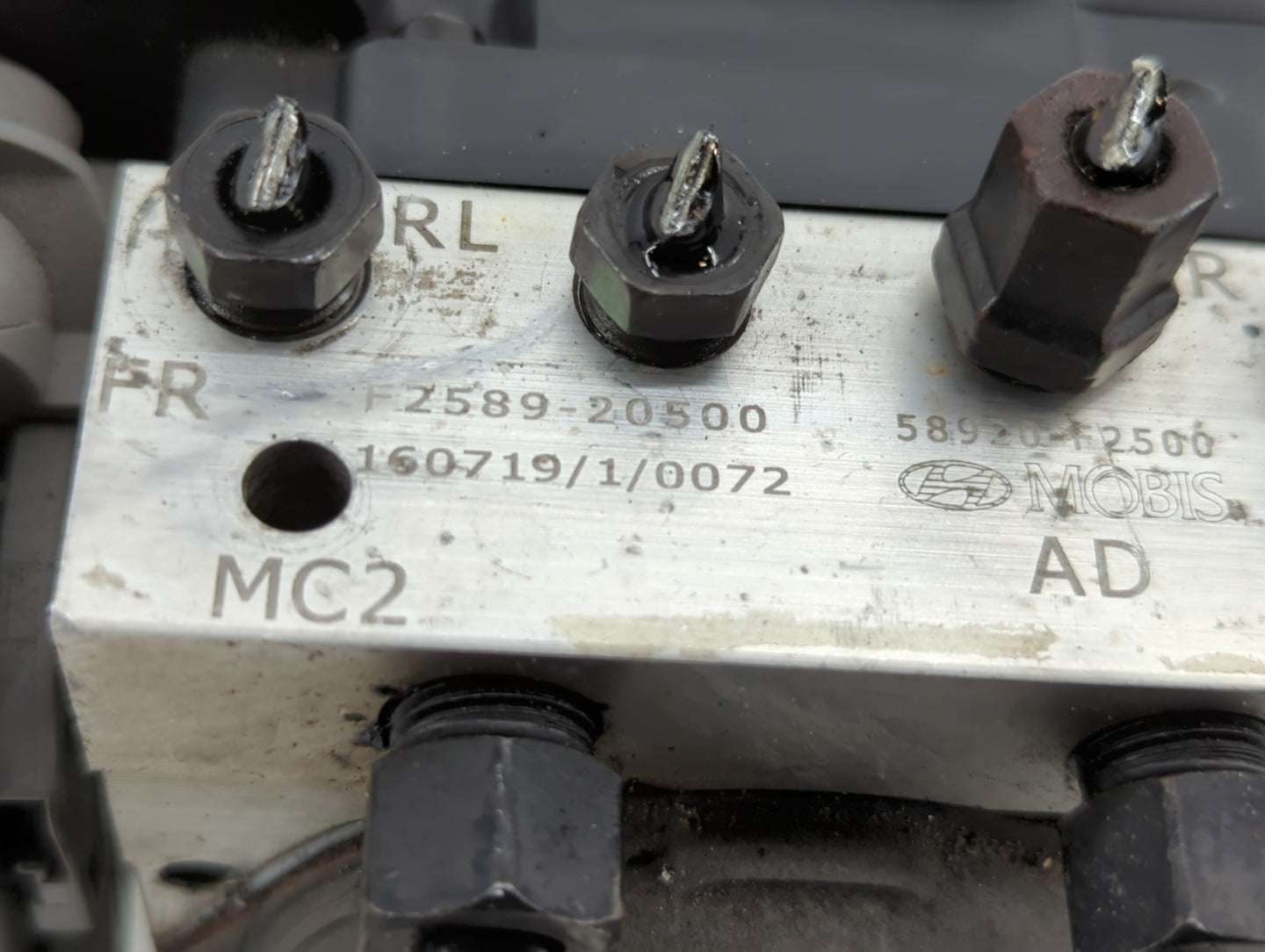 2017-2018 Hyundai Elantra ABS Pump Control Module Replacement P/N:58900-F2500 58920-F2500 Fits Fits 2017 2018 OEM Used Auto 