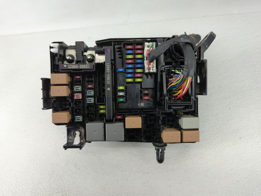 2017 Hyundai Elantra Fusebox Fuse Box Panel Relay Module P/N:VS91200F3142AA VS91200F3260AA, 1610250079, 1602131575 Fits OEM Used Auto Parts
