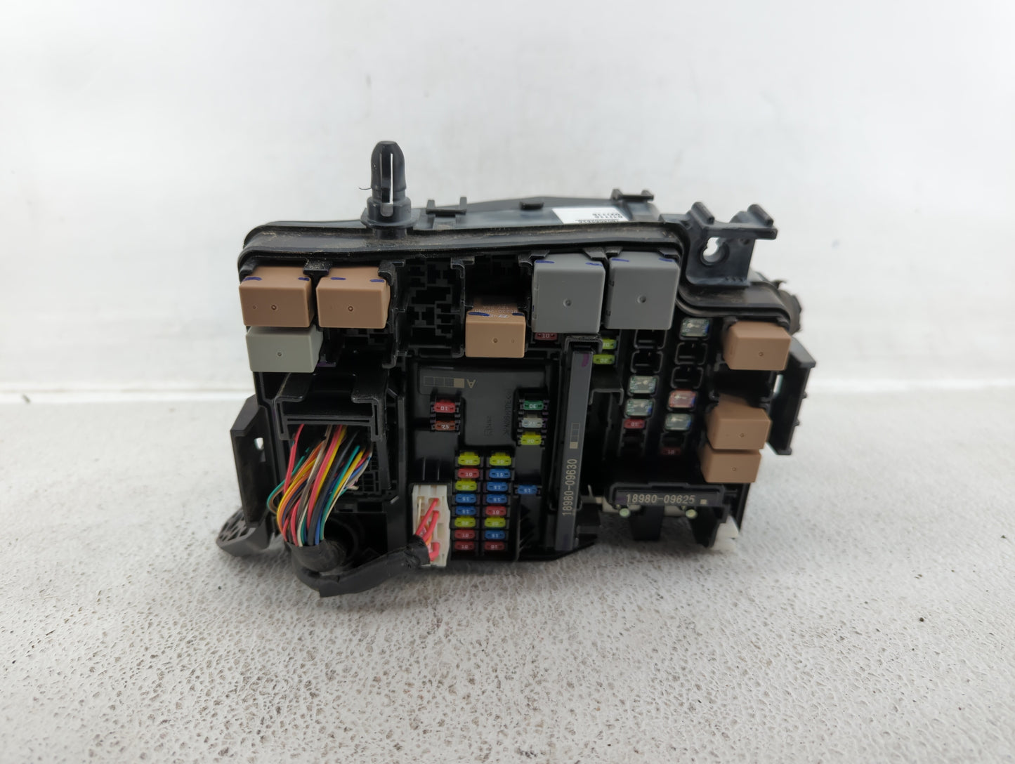 2017 Hyundai Elantra Fusebox Fuse Box Panel Relay Module P/N:91956-F2020 VS91200F3142AA, VS91200F3260AA, 1610250079 Fits OEM
