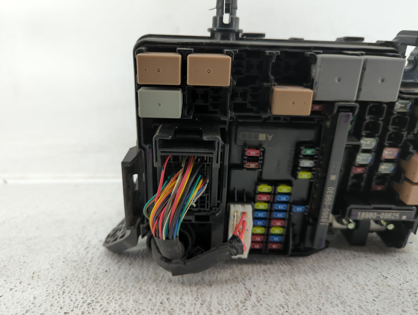 2017 Hyundai Elantra Fusebox Fuse Box Panel Relay Module P/N:91956-F2020 VS91200F3142AA, VS91200F3260AA, 1610250079 Fits OEM