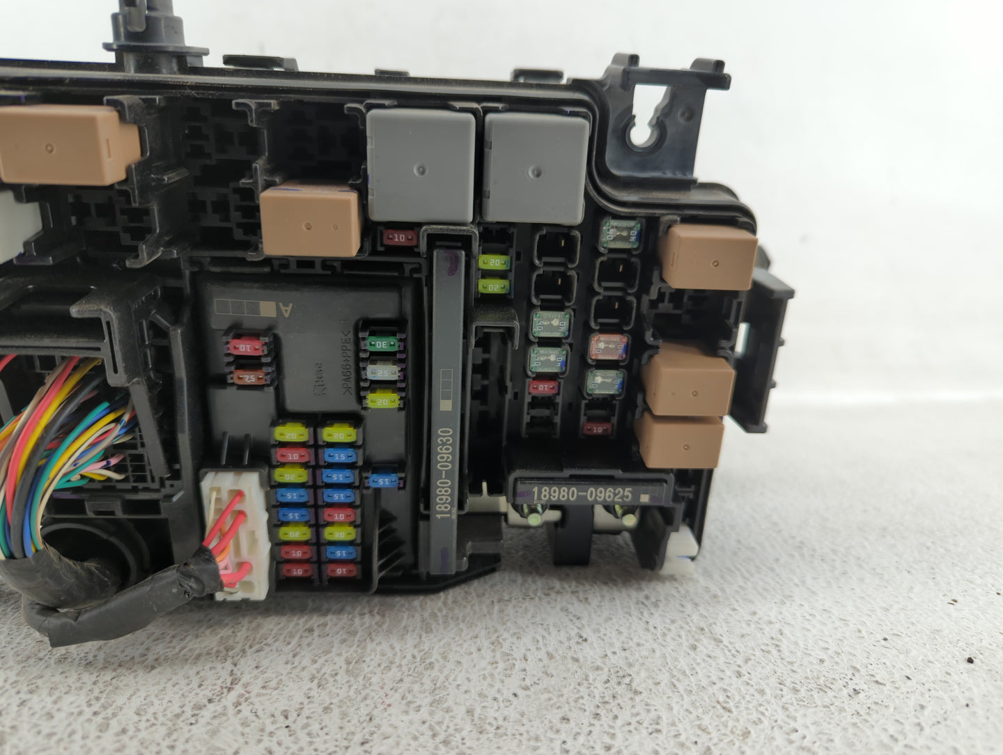 2017 Hyundai Elantra Fusebox Fuse Box Panel Relay Module P/N:91956-F2020 VS91200F3142AA, VS91200F3260AA, 1610250079 Fits OEM