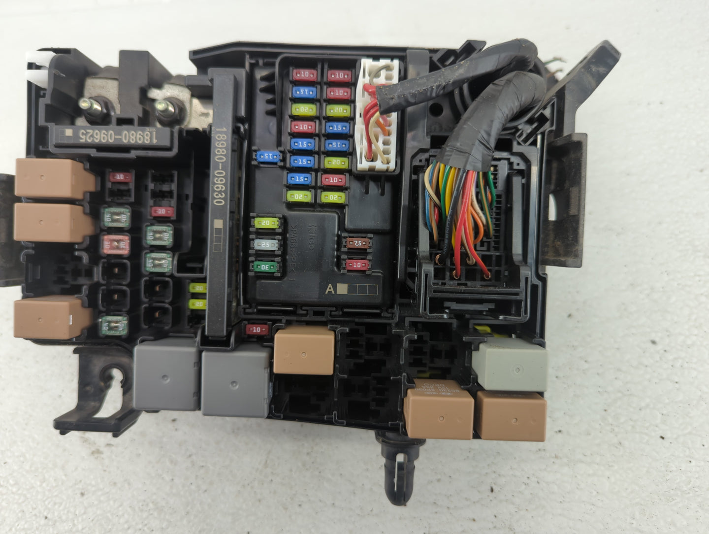 2017 Hyundai Elantra Fusebox Fuse Box Panel Relay Module P/N:91203 F2200 Fits OEM Used Auto Parts - Oemusedautoparts1.com