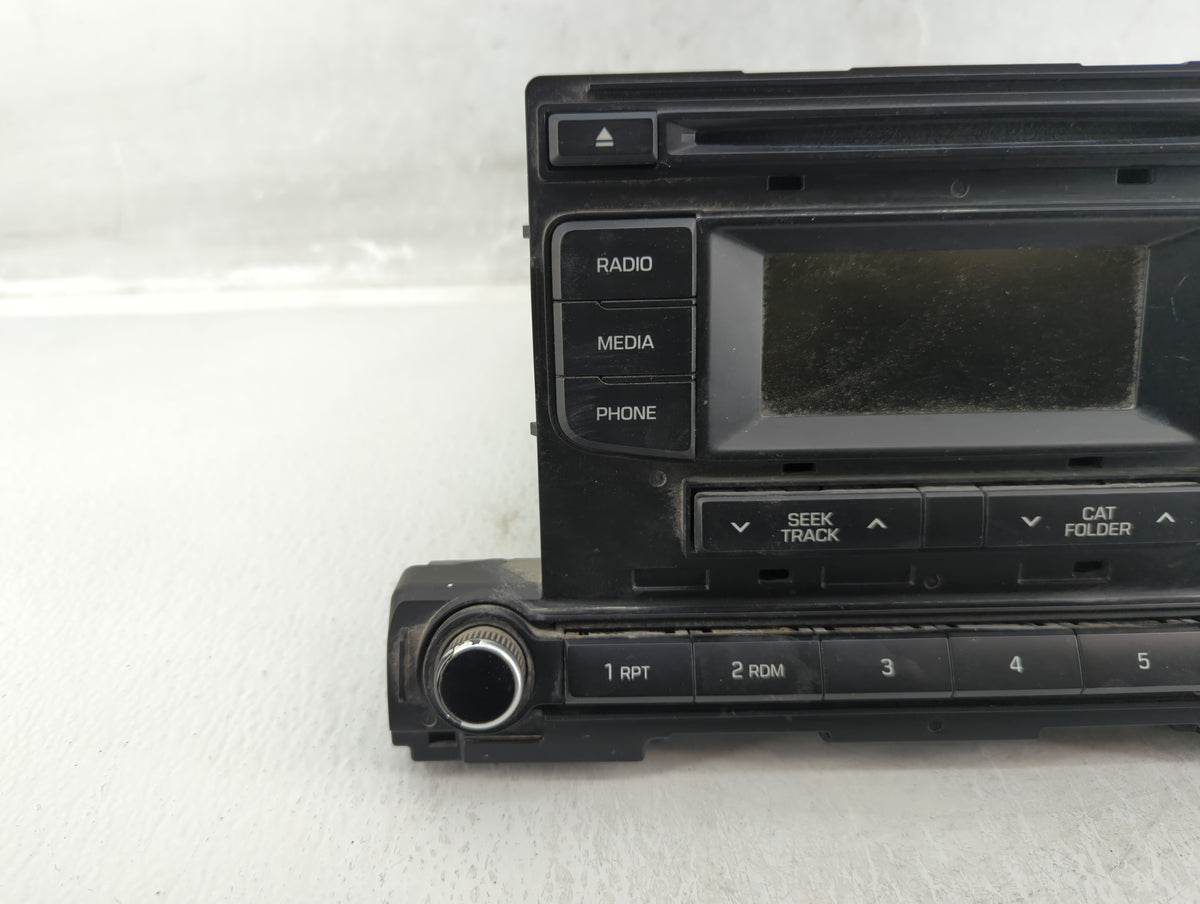 2017-2018 Hyundai Elantra Am Fm Cd Player Radio Receiver 577555 - Oemusedautoparts1.com
