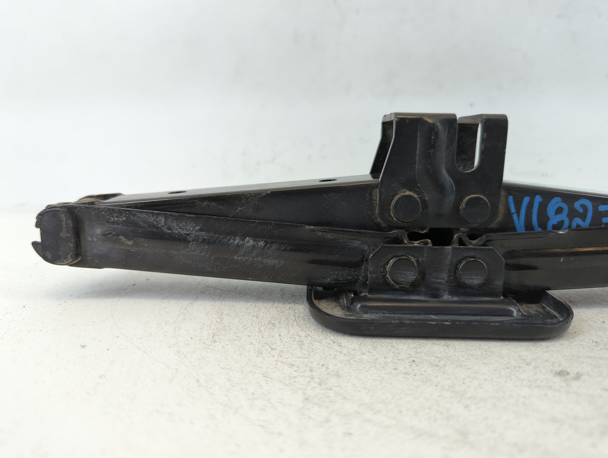 2017 Hyundai Elantra Spare Scissor Car Jack 664208 - Oemusedautoparts1.com