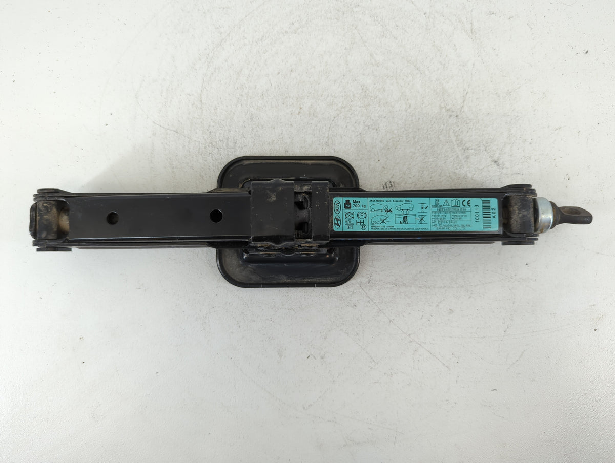 2017 Hyundai Elantra Spare Scissor Car Jack 664208 - Oemusedautoparts1.com