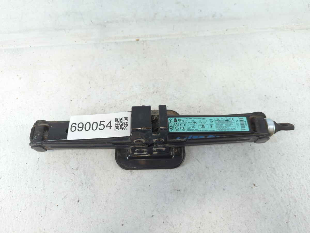 2017 Hyundai Elantra Spare Scissor Car Jack 690054 - Oemusedautoparts1.com