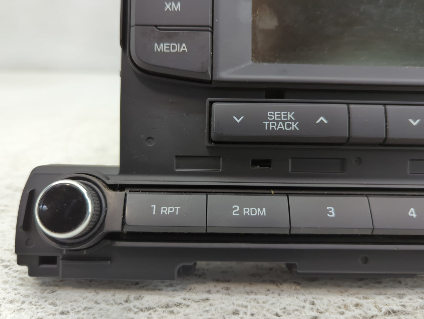 2017-2018 Hyundai Elantra Am Fm Cd Player Radio Receiver - Oemusedautoparts1.com