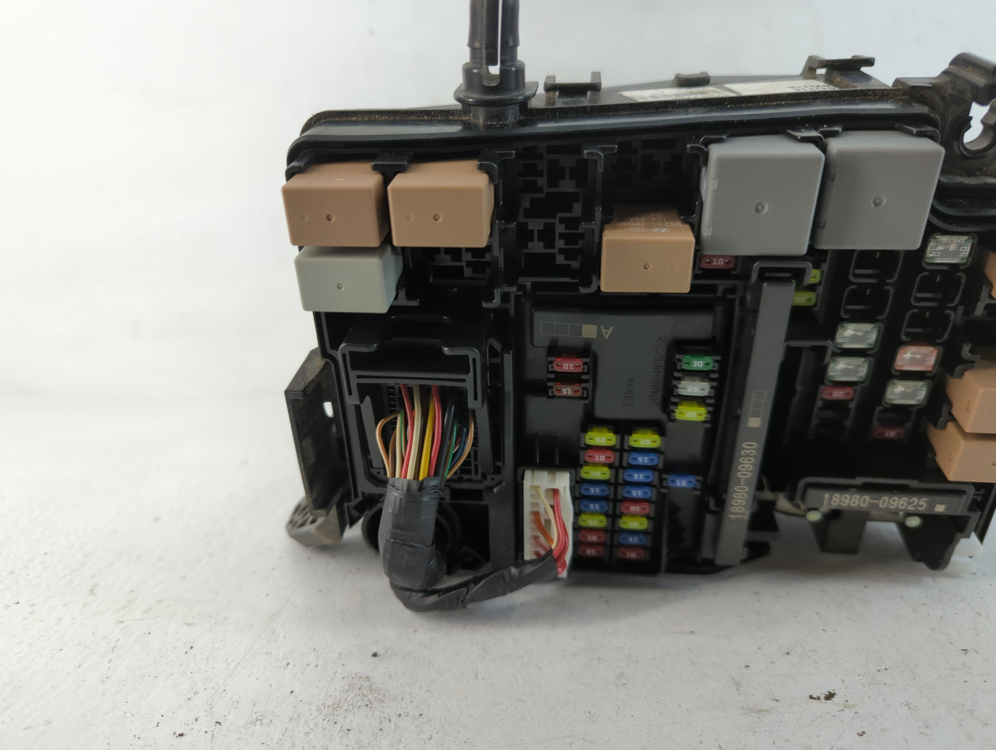 2017 Hyundai Elantra Fusebox Fuse Box Panel Relay Module P/N:91203 F2200 Fits OEM Used Auto Parts - Oemusedautoparts1.com