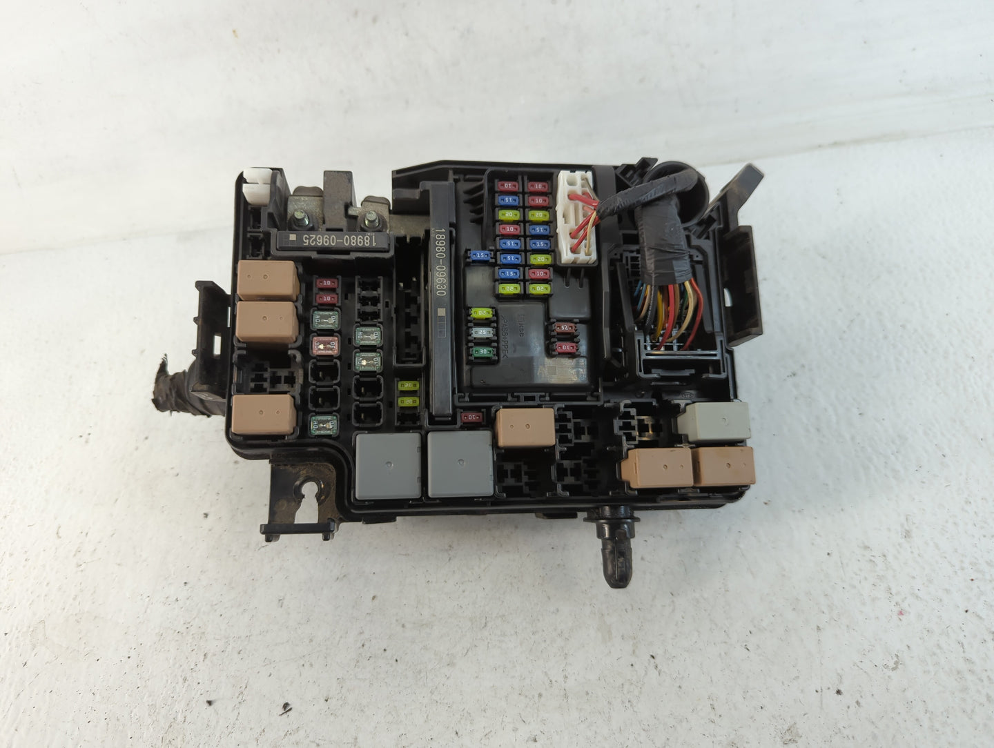 2017 Hyundai Elantra Fusebox Fuse Box Panel Relay Module P/N:91203 F2200 Fits OEM Used Auto Parts - Oemusedautoparts1.com