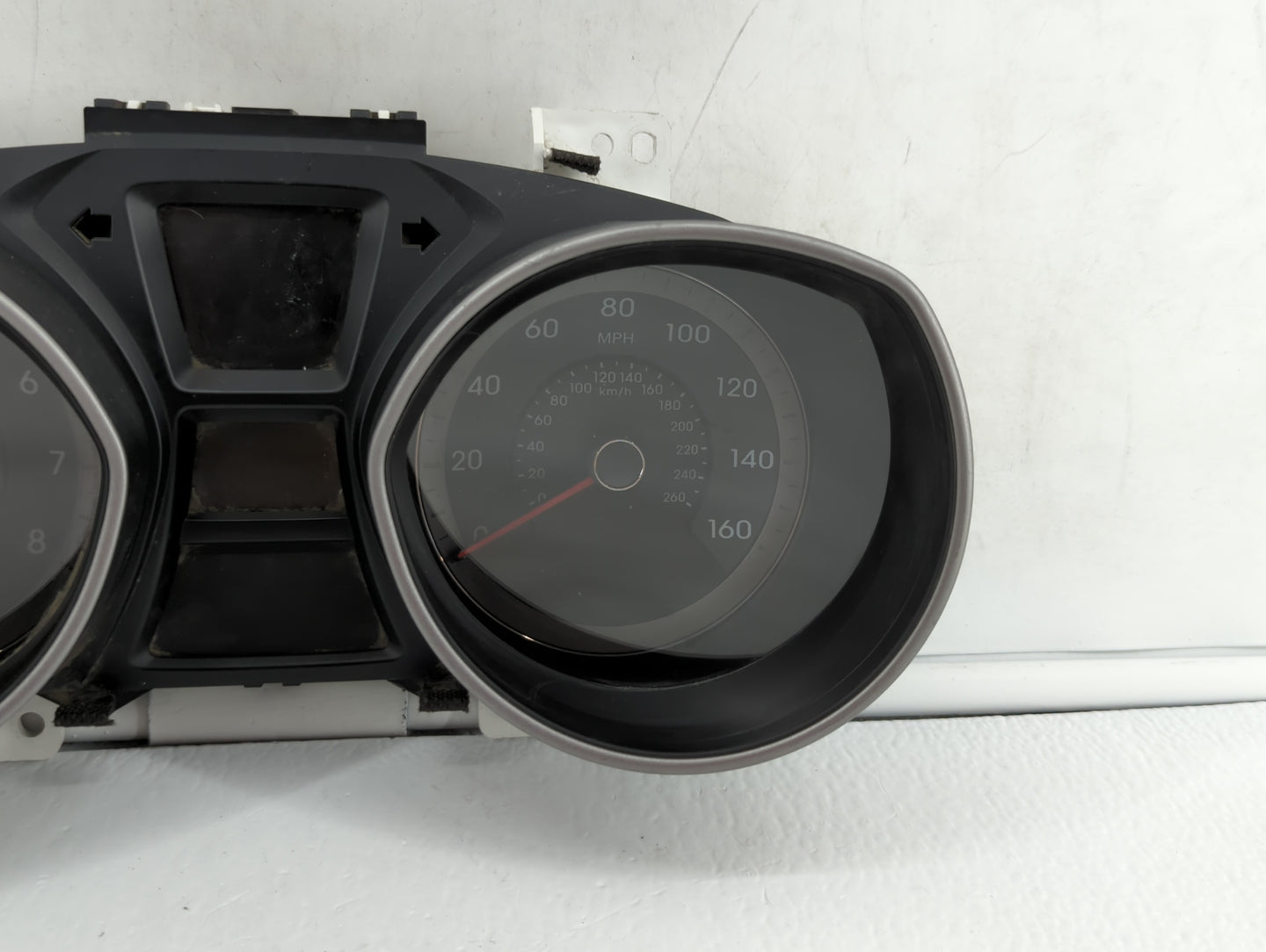 2016-2017 Hyundai Elantra Gt Instrument Cluster Speedometer Gauges P/N:94004-A5610 Fits Fits 2016 2017 OEM Used Auto Parts -