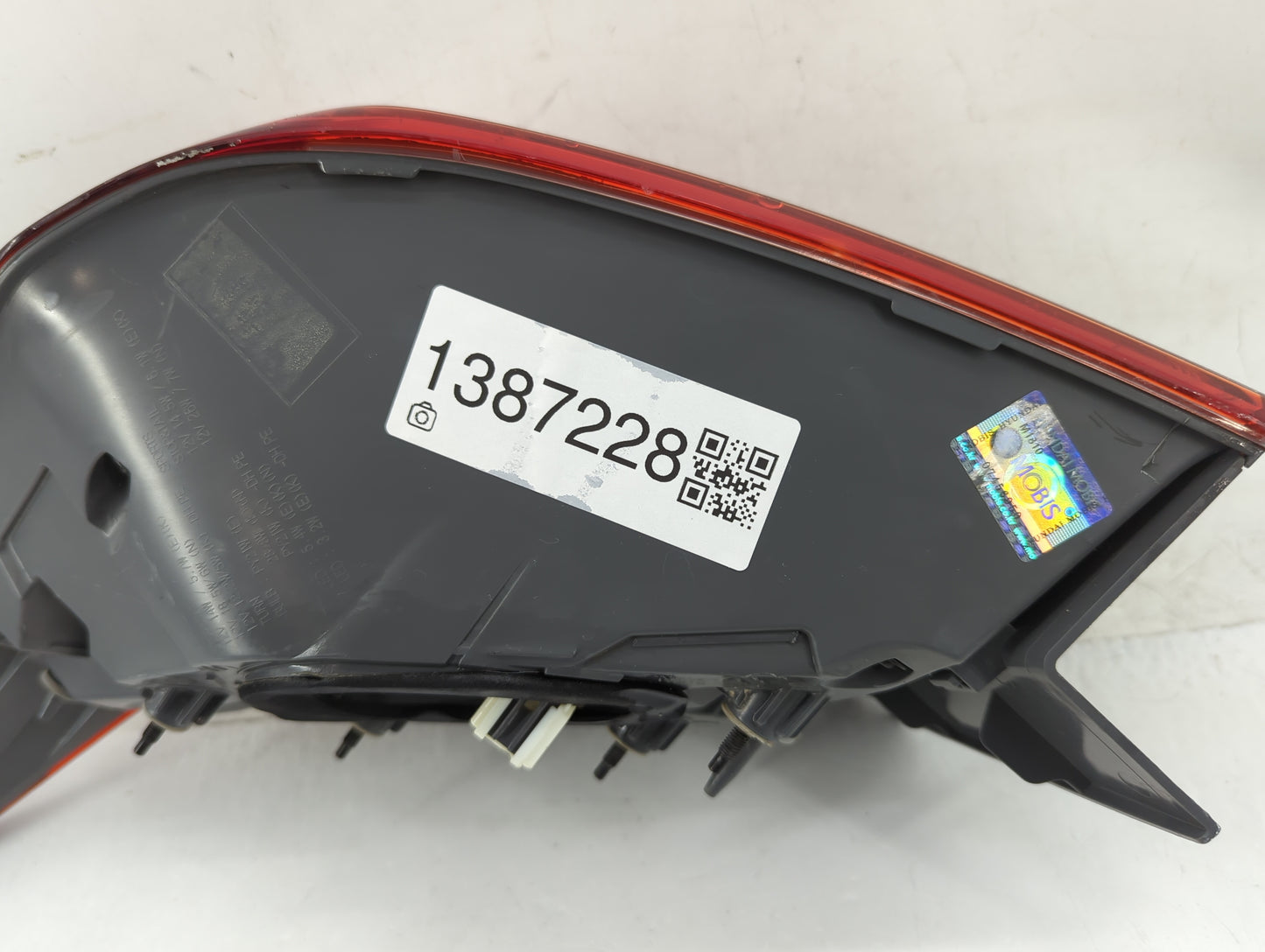 2017 Hyundai Genesis Tail Light Assembly Driver Left OEM P/N:92401-B1 92401-B1540 Fits OEM Used Auto Parts - Oemusedautopart
