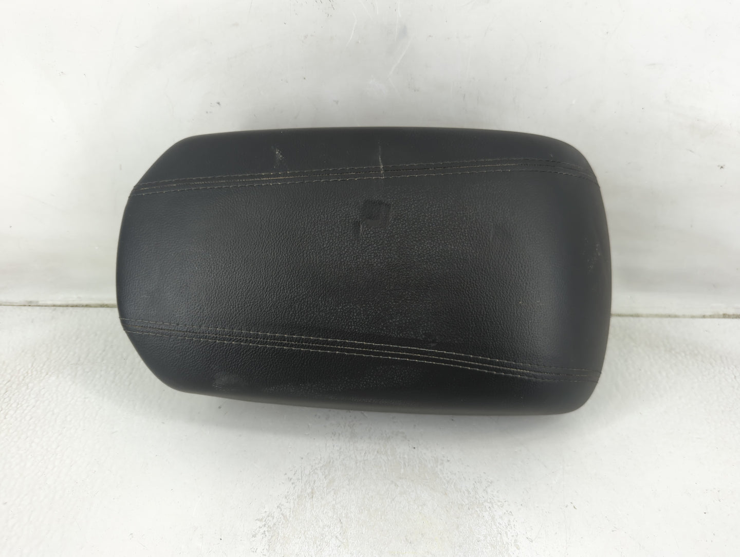 2017-2018 Hyundai Santa Fe Center Console Armrest Cover Lid Fits Fits 2017 2018 OEM Used Auto Parts - Oemusedautoparts1.com