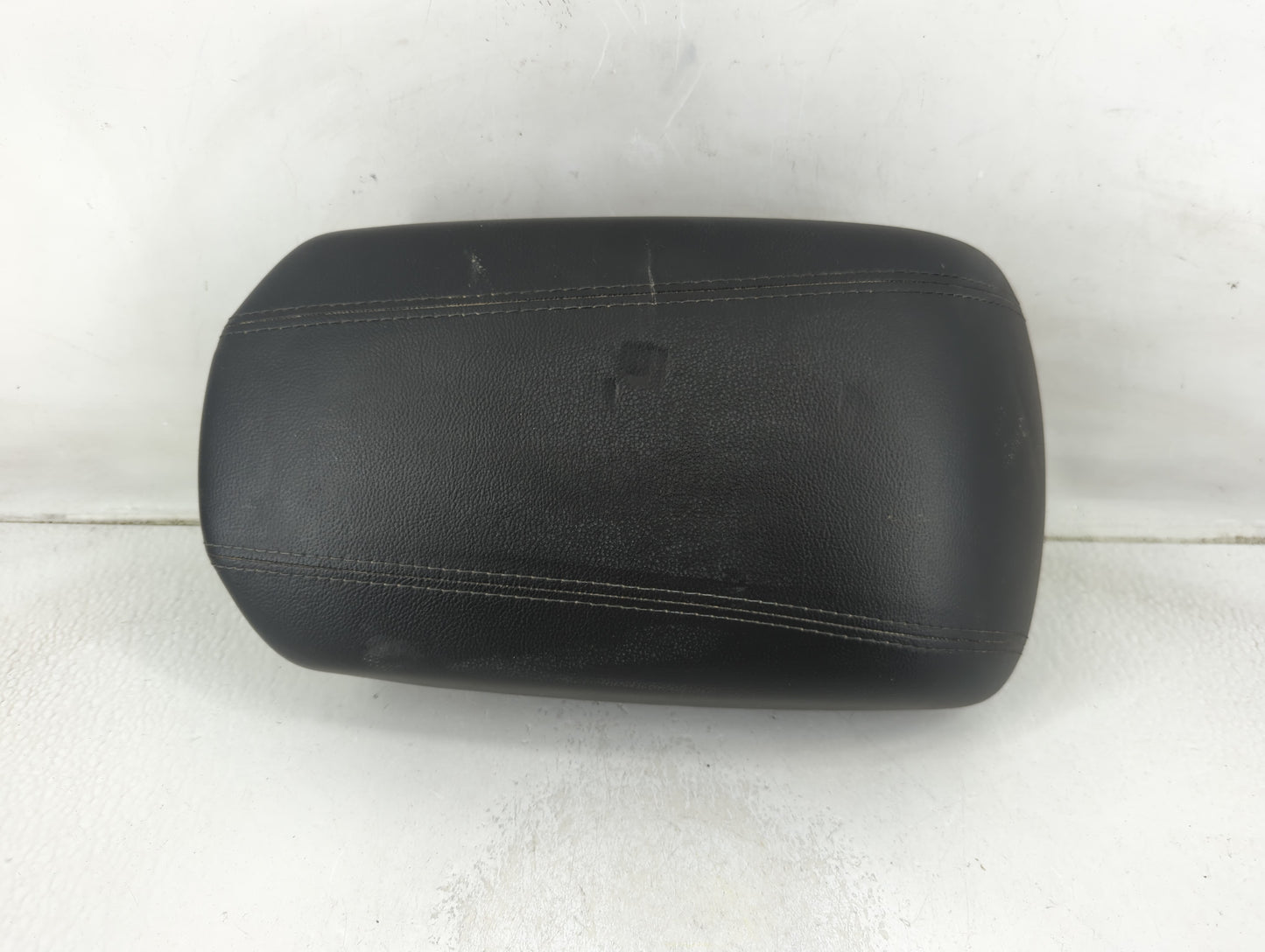 2017-2018 Hyundai Santa Fe Center Console Armrest Cover Lid Fits Fits 2017 2018 OEM Used Auto Parts - Oemusedautoparts1.com