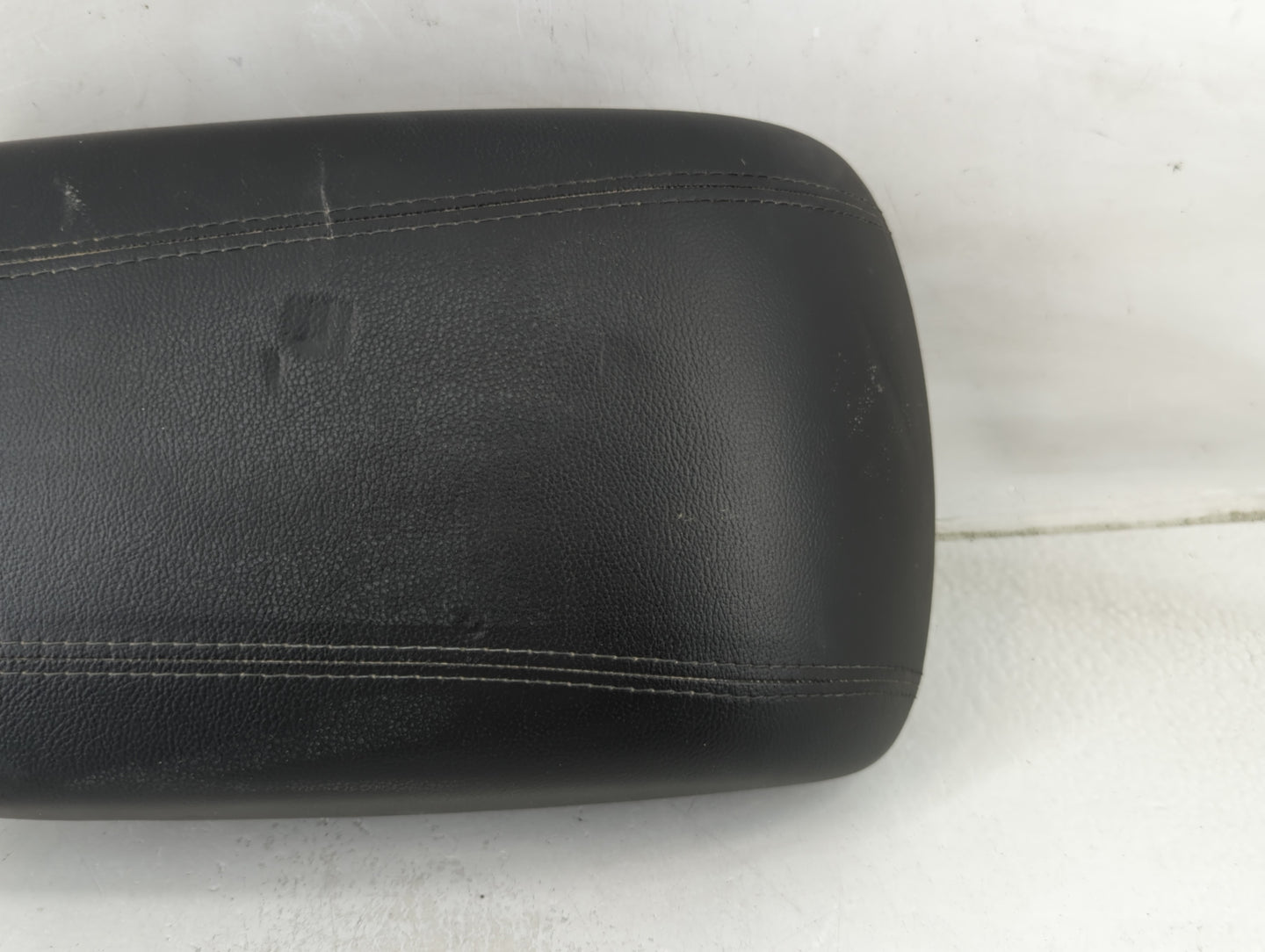 2017-2018 Hyundai Santa Fe Center Console Armrest Cover Lid Fits Fits 2017 2018 OEM Used Auto Parts - Oemusedautoparts1.com