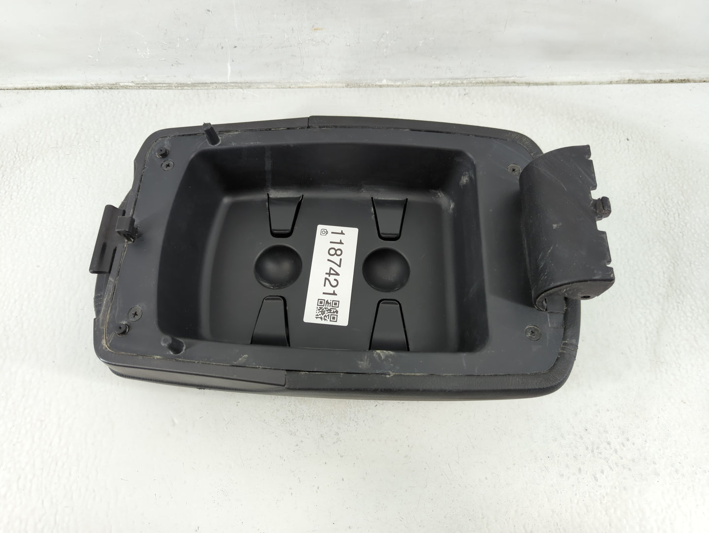 2017-2018 Hyundai Santa Fe Center Console Armrest Cover Lid Fits Fits 2017 2018 OEM Used Auto Parts - Oemusedautoparts1.com