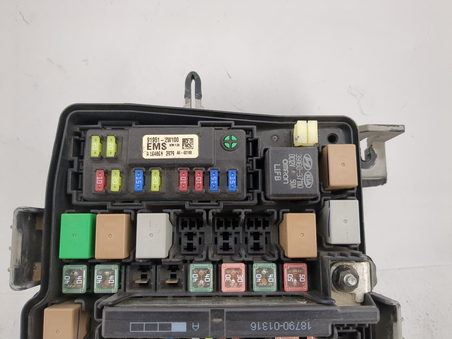 2017 Hyundai Santa Fe Fusebox Fuse Box Panel Relay Module Fits OEM Used Auto Parts - Oemusedautoparts1.com
