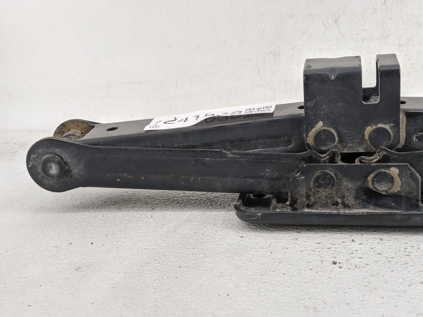 2017 Hyundai Santa Fe Spare Scissor Car Jack - Oemusedautoparts1.com