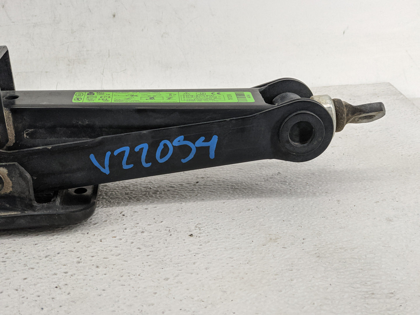 2017 Hyundai Santa Fe Spare Scissor Car Jack 1241638 - Oemusedautoparts1.com