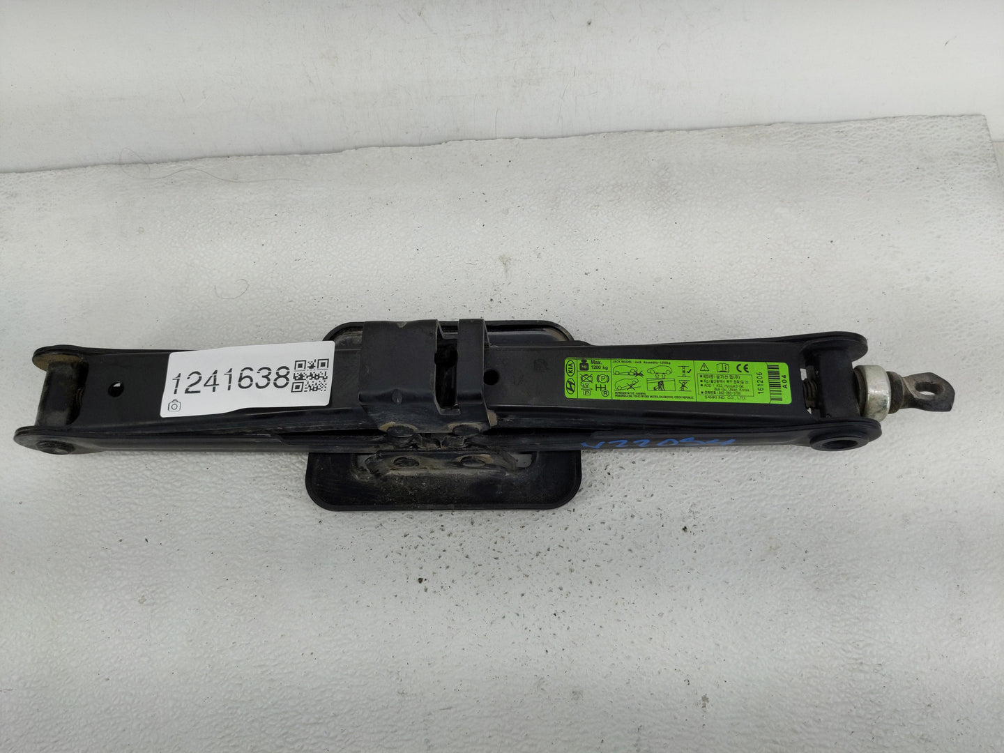 2017 Hyundai Santa Fe Spare Scissor Car Jack 1241638 - Oemusedautoparts1.com