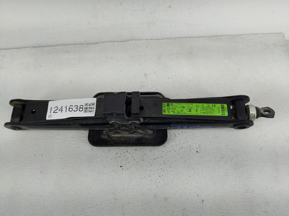 2017 Hyundai Santa Fe Spare Scissor Car Jack 1241638 - Oemusedautoparts1.com