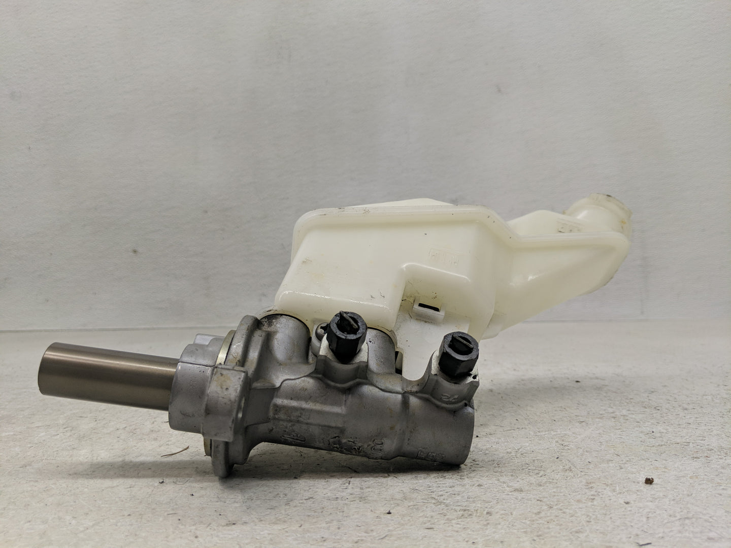 2013-2019 Hyundai Santa Fe Brake Master Cylinder 1302304 - Oemusedautoparts1.com