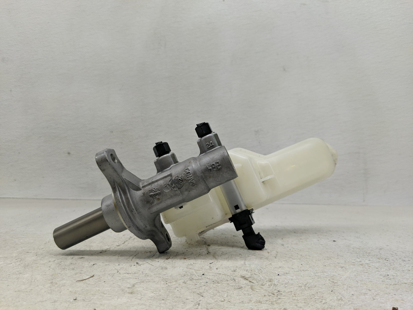 2013-2019 Hyundai Santa Fe Brake Master Cylinder 1302304 - Oemusedautoparts1.com