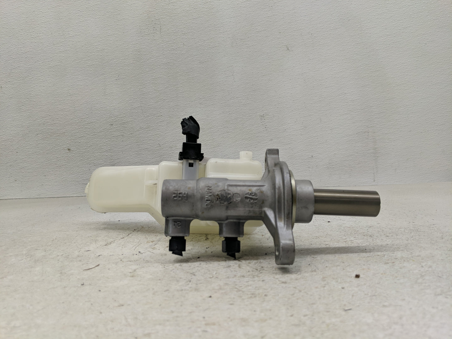 2013-2019 Hyundai Santa Fe Brake Master Cylinder 1302304 - Oemusedautoparts1.com