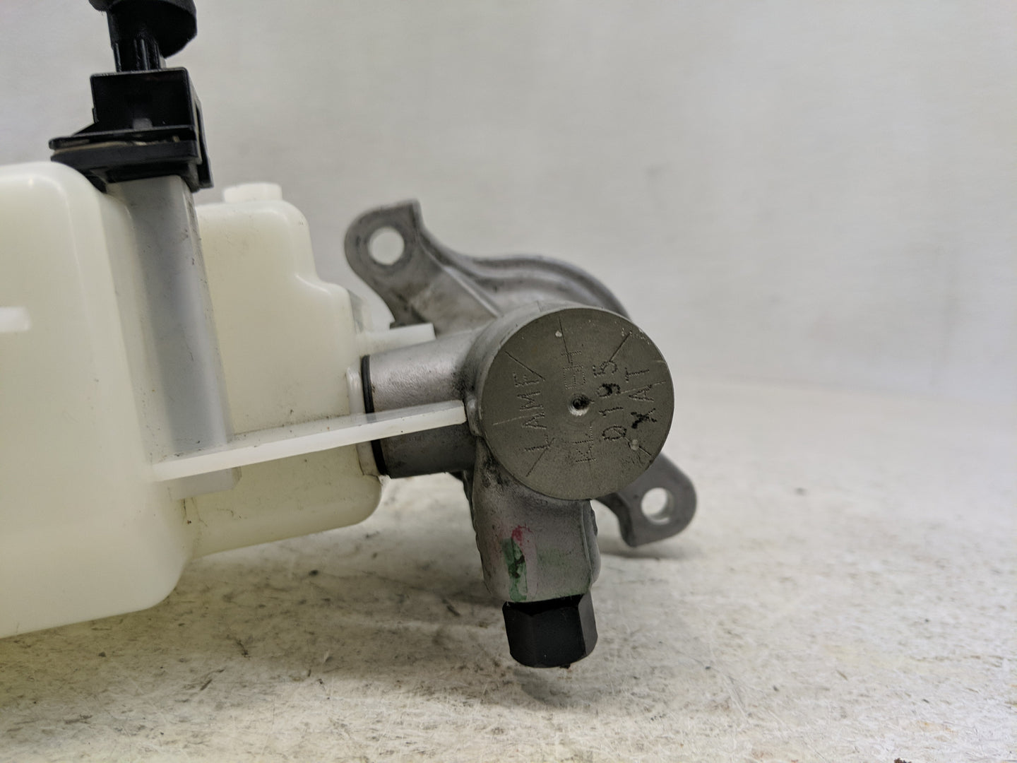2013-2019 Hyundai Santa Fe Brake Master Cylinder 1302304 - Oemusedautoparts1.com