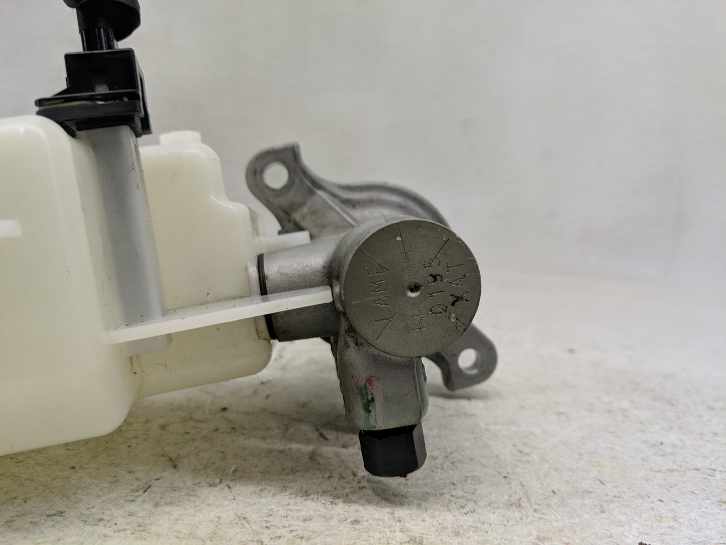 2013-2019 Hyundai Santa Fe Brake Master Cylinder 1302304 - Oemusedautoparts1.com