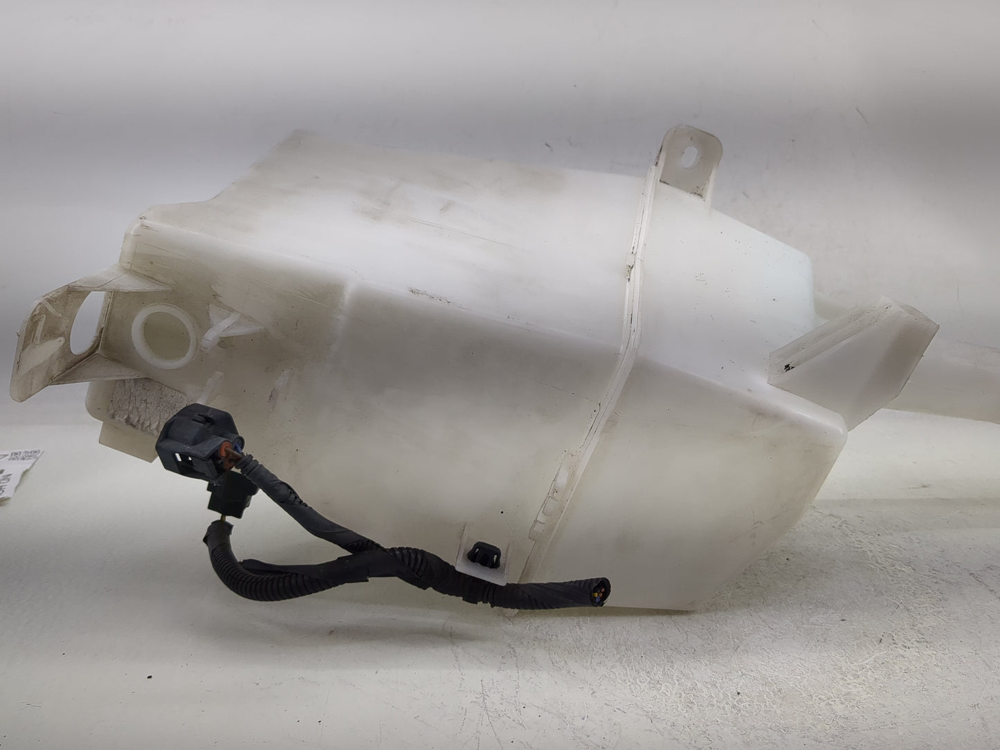 2013-2018 Hyundai Santa Fe Windshield Washer Fluid Reservoir Bottle Oem - Oemusedautoparts1.com