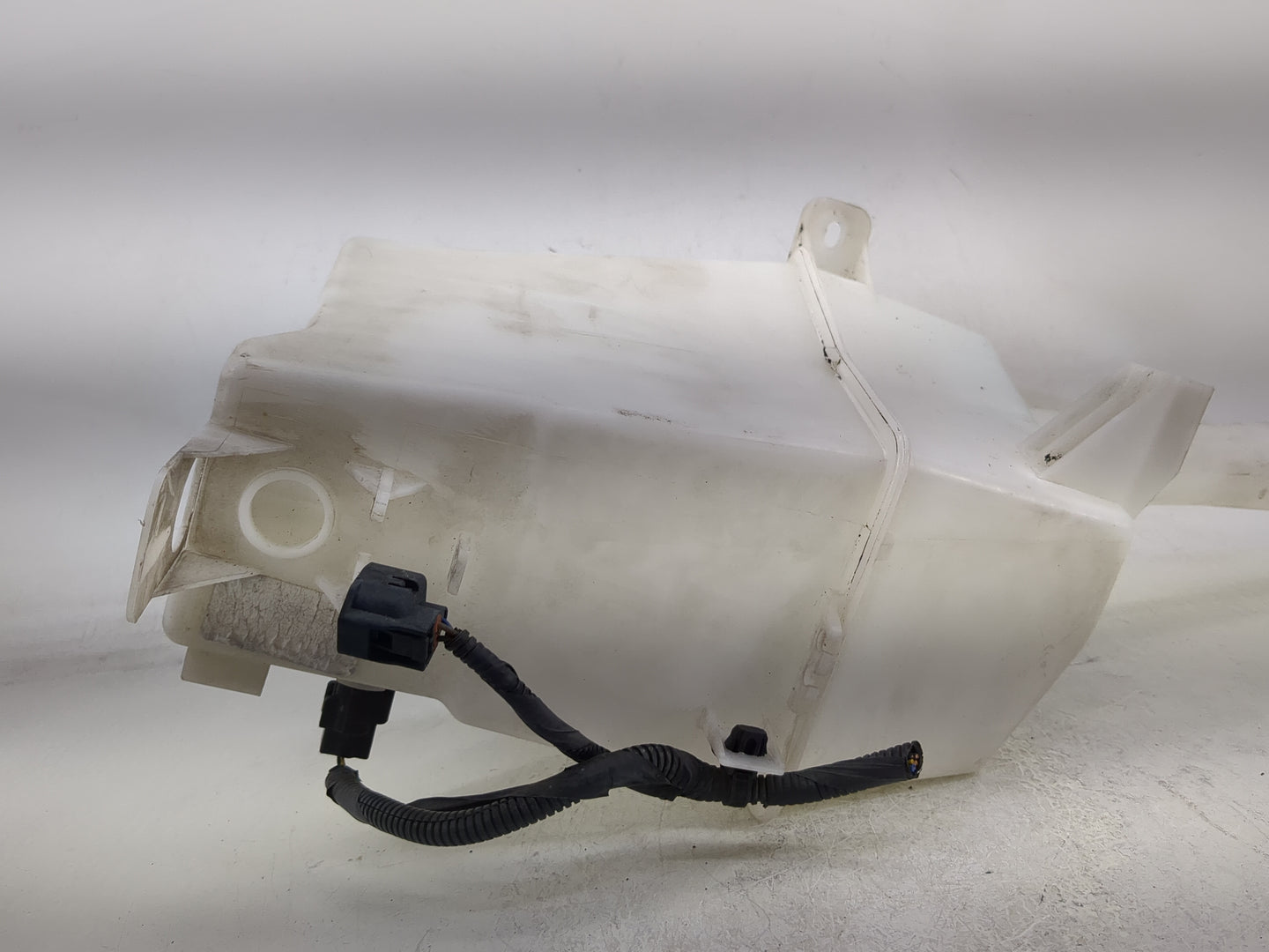 2013-2018 Hyundai Santa Fe Windshield Washer Fluid Reservoir Bottle Oem - Oemusedautoparts1.com