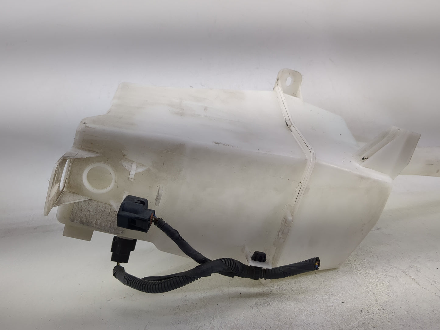 2013-2018 Hyundai Santa Fe Windshield Washer Fluid Reservoir Bottle Oem - Oemusedautoparts1.com