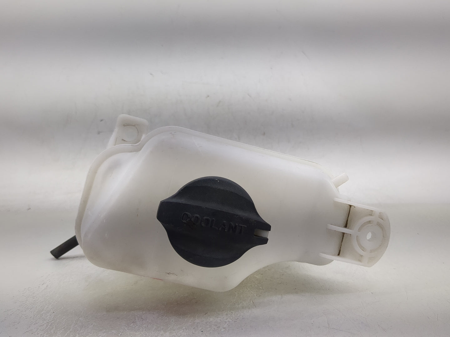 2013 Hyundai Santa Fe Radiator Coolant Overflow Expansion Tank Bottle 1369135 - Oemusedautoparts1.com
