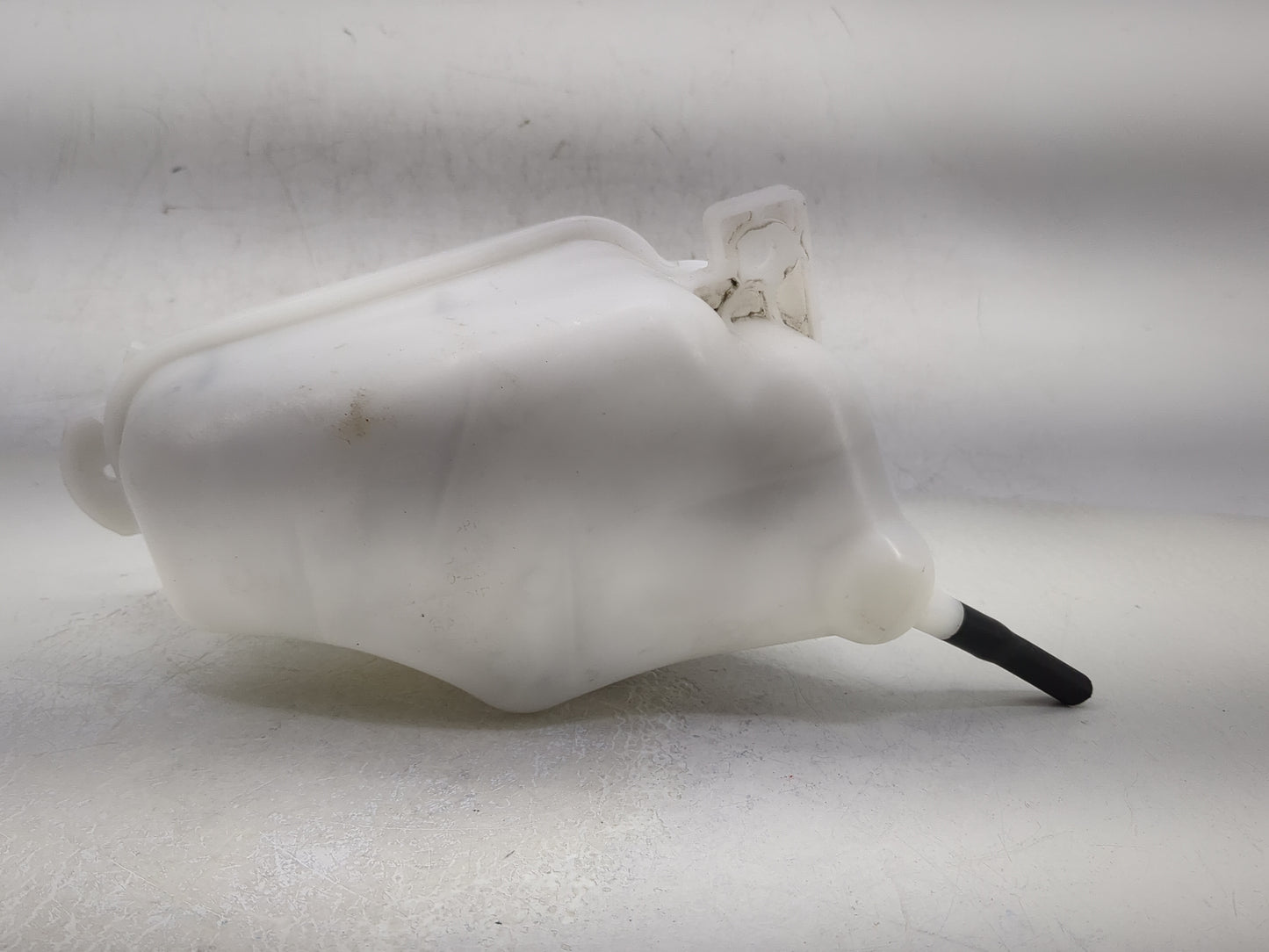 2013 Hyundai Santa Fe Radiator Coolant Overflow Expansion Tank Bottle - Oemusedautoparts1.com