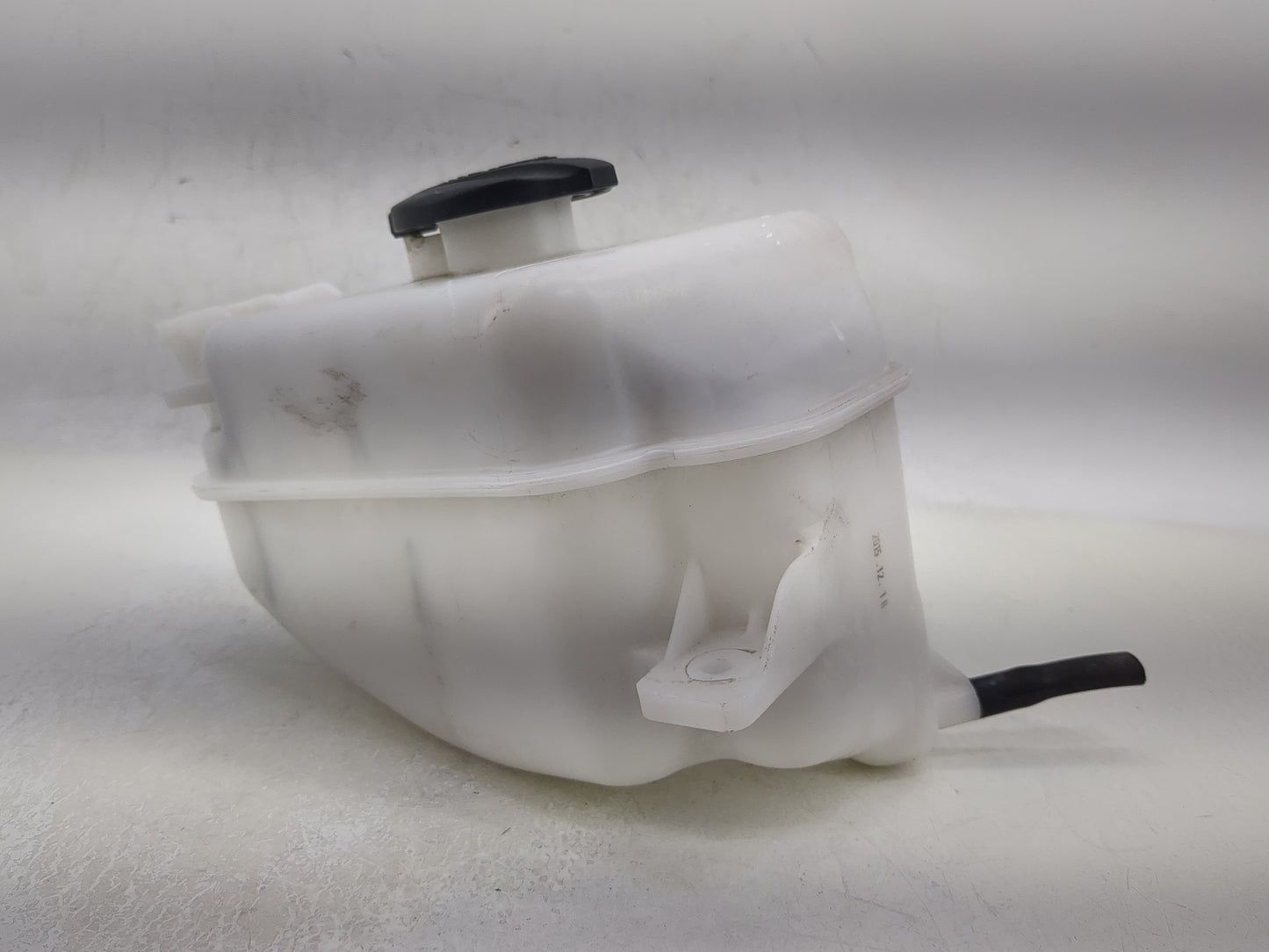 2013 Hyundai Santa Fe Radiator Coolant Overflow Expansion Tank Bottle - Oemusedautoparts1.com