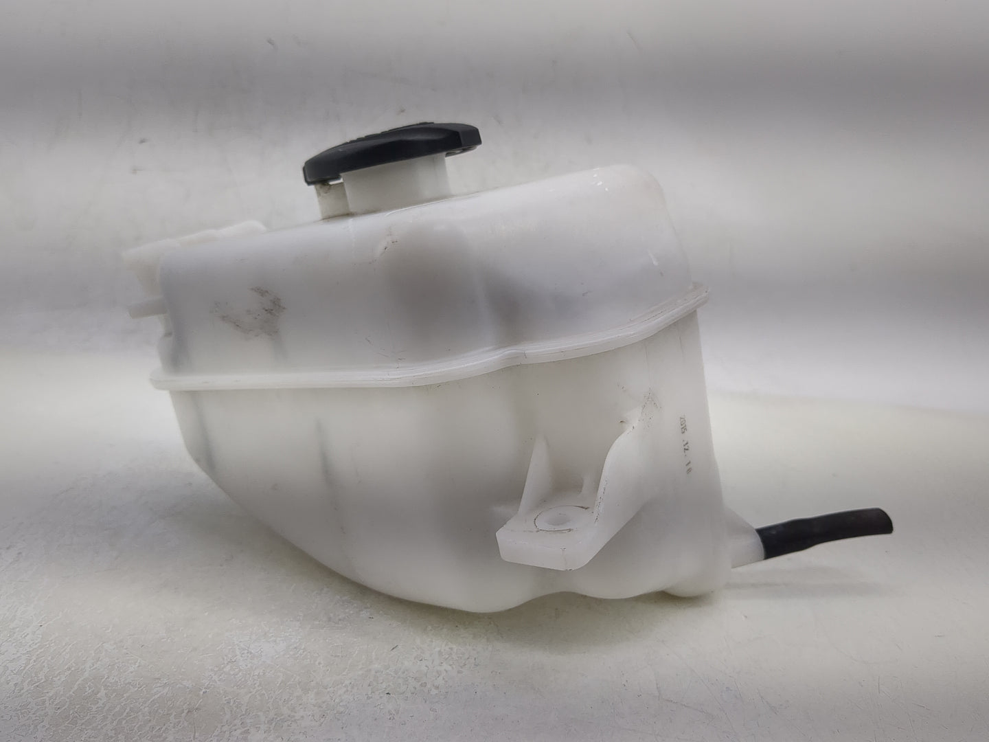 2013 Hyundai Santa Fe Radiator Coolant Overflow Expansion Tank Bottle 1369135 - Oemusedautoparts1.com