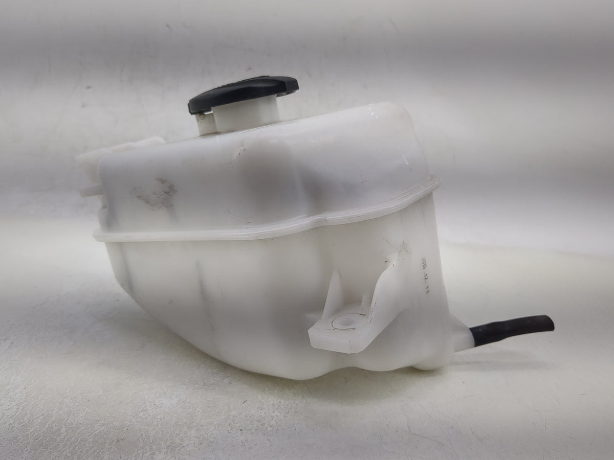 2013 Hyundai Santa Fe Radiator Coolant Overflow Expansion Tank Bottle 1369135 - Oemusedautoparts1.com