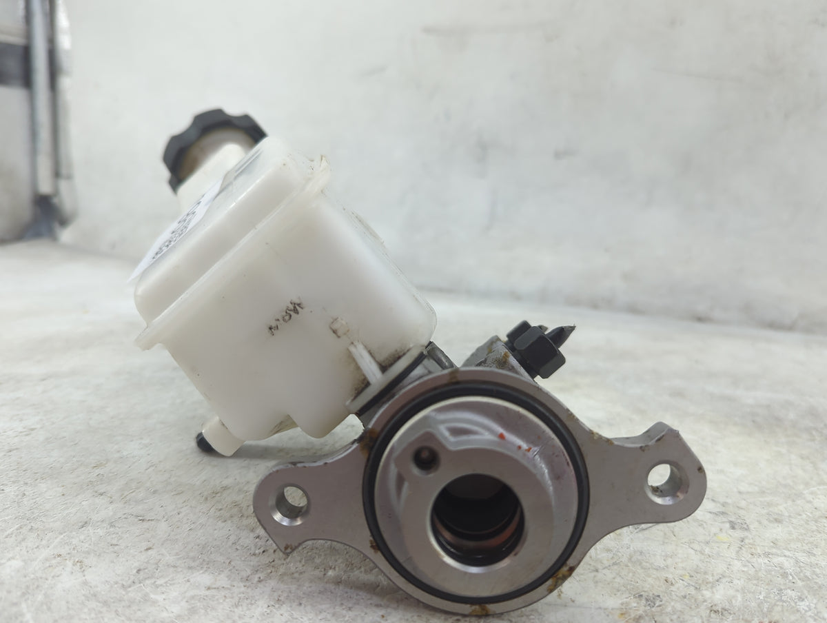 2013-2019 Hyundai Santa Fe Brake Master Cylinder 1515796 - Oemusedautoparts1.com