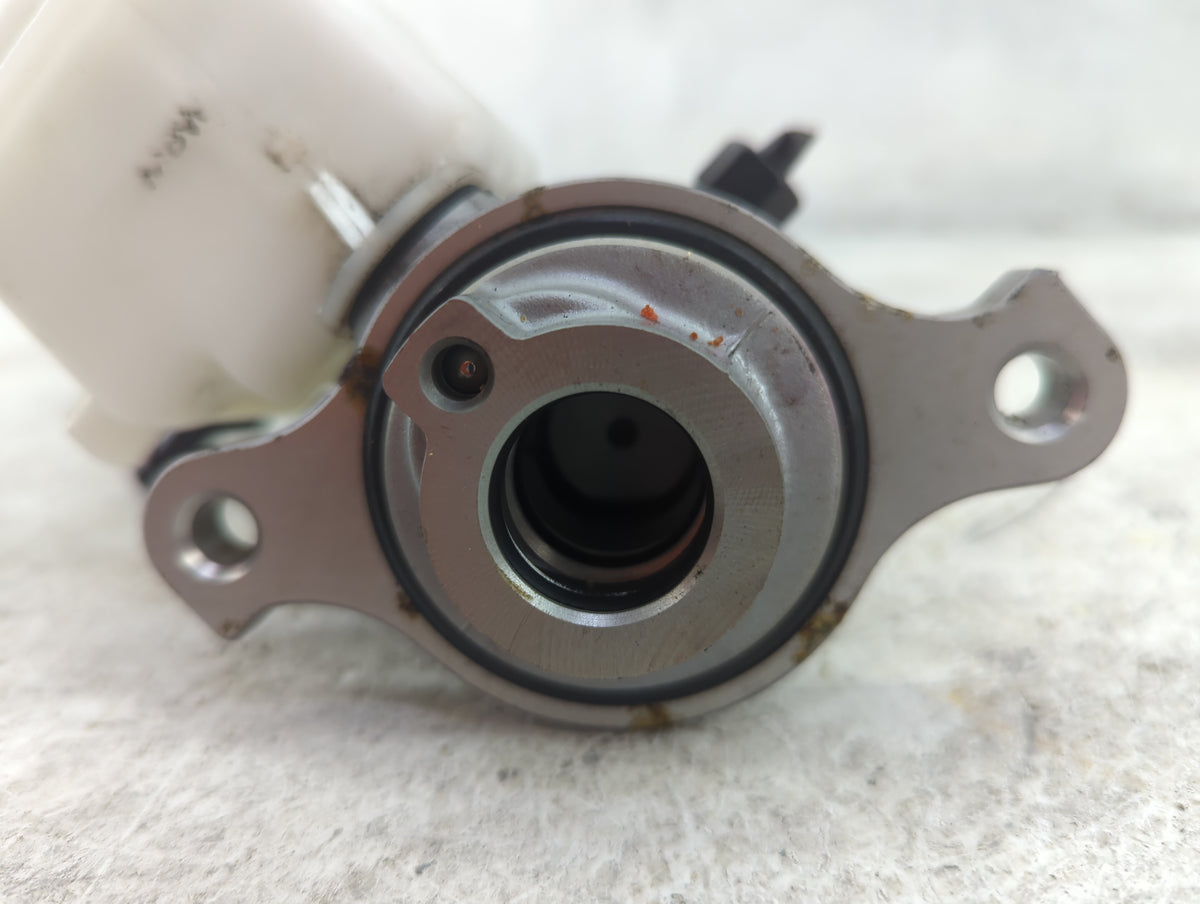 2013-2019 Hyundai Santa Fe Brake Master Cylinder 1515796 - Oemusedautoparts1.com