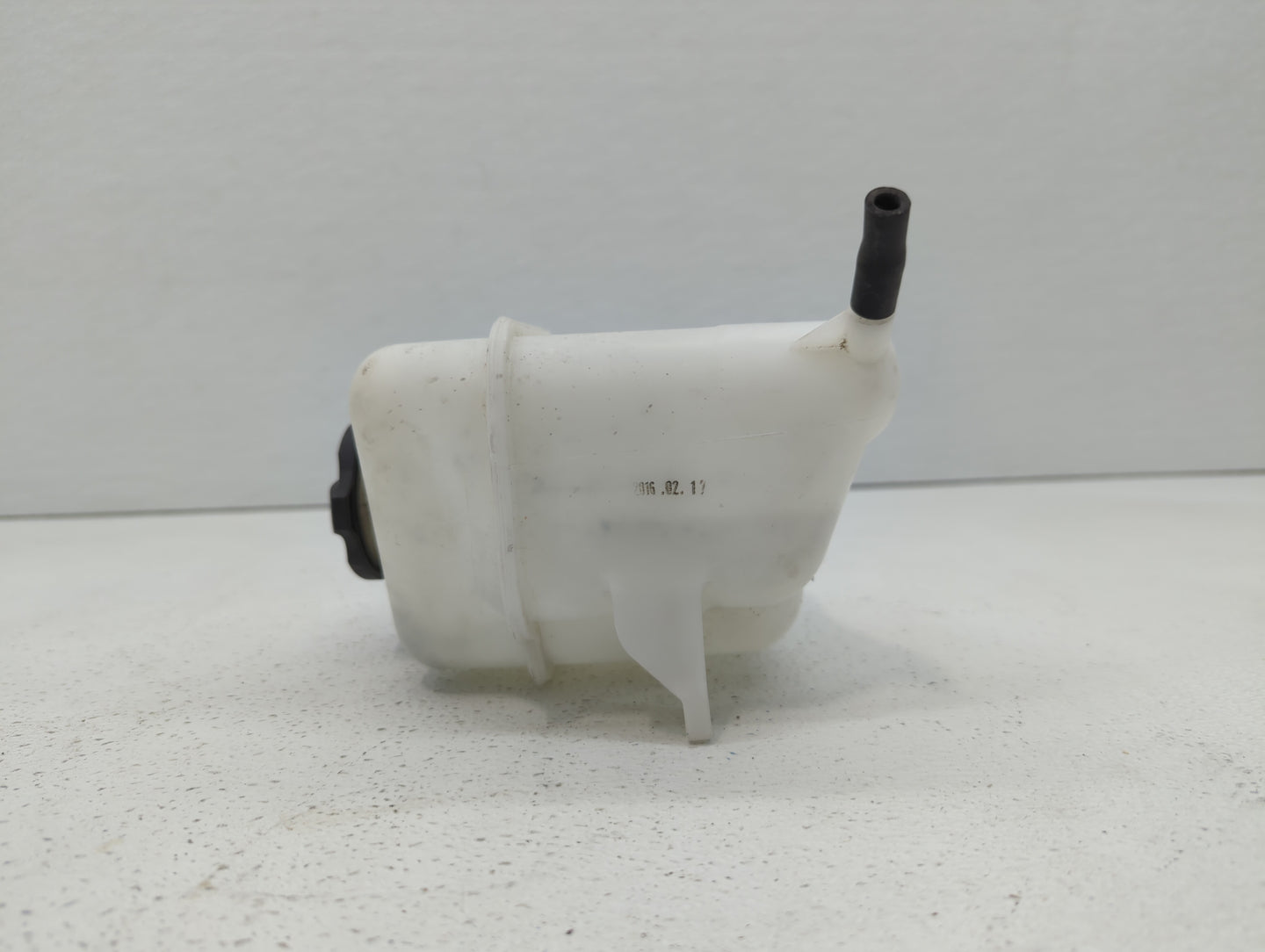 2013 Hyundai Santa Fe Radiator Coolant Overflow Expansion Tank Bottle - Oemusedautoparts1.com