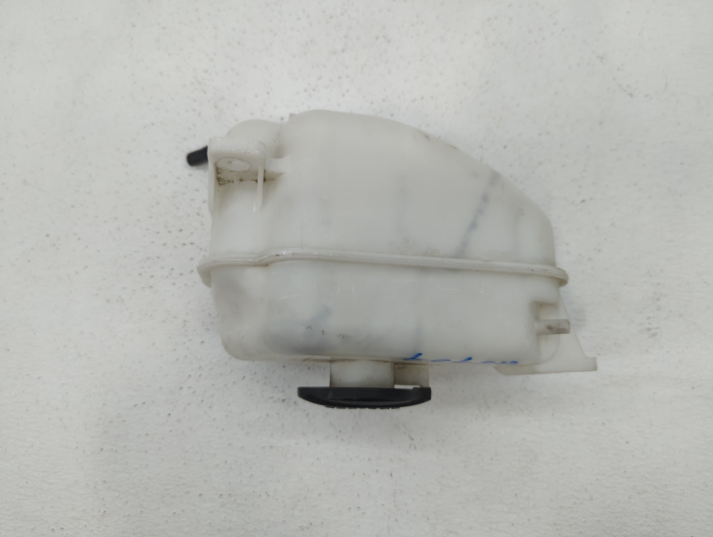 2013 Hyundai Santa Fe Radiator Coolant Overflow Expansion Tank Bottle - Oemusedautoparts1.com